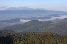 Tatry, vpravo Kamenický hrad