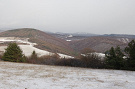 Vľavo Vysoká hora, Táborový potok, vpravo Havranka. V pozadí Nový hrad.