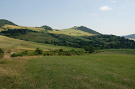 Na horizonte v strede Majdakov briežok, vpravo Kamenický hrad