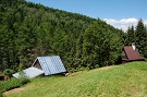 Novodobá chatka na mieste usadlosti Andreja Blaščáka a pôvodný sypanec s novou strechou.