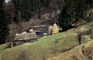 Usadlosť Juraja Blaščáka v osade Baranie. Vpredu stodola, vzadu dom s maštaľou, medzi nimi strieška chlieva a kurína