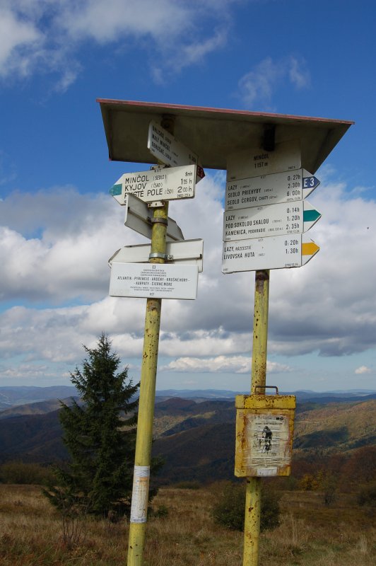 Turistický smerovník so schránkou pre vrcholovú knihu