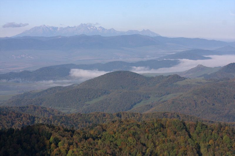 Tatry, vpravo Kamenický hrad