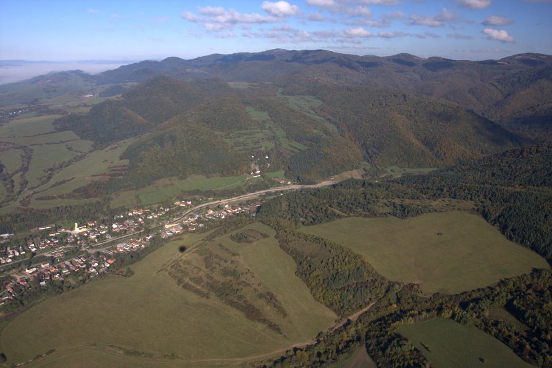 Ľutina a pútnické miesto na Mariánskej hore. Vzadu Hanigovský hrad.