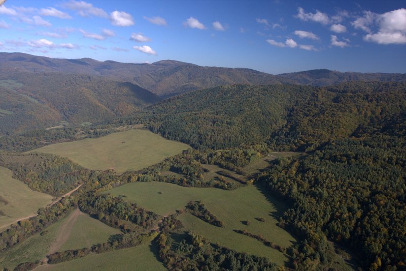Lúky nad Ľutinou. Vzadu Dvoriská.