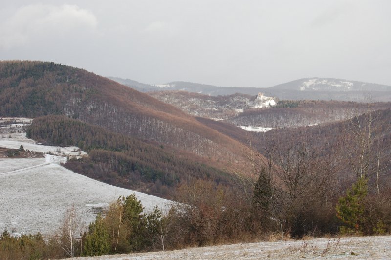 Údolie Táborového potoka, v pozadí Nový hrad