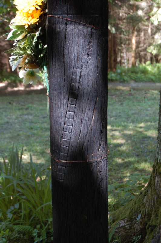 Bočná časť hlavného kríža na dolnom cintoríne v osade Baranie. Symbol Jakubovho rebríka.