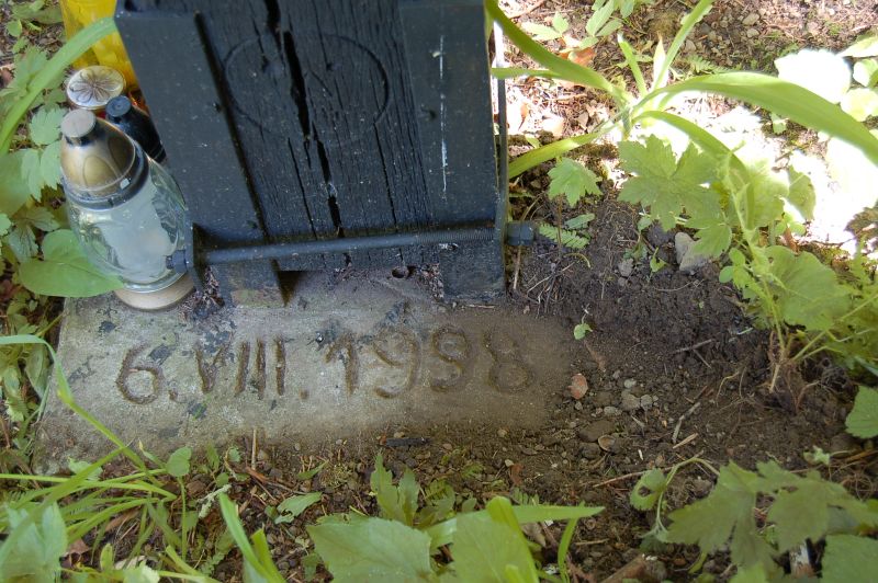 Dátum opravy kríža na dolnom cintoríne v obci Baranie - 6.8.1998