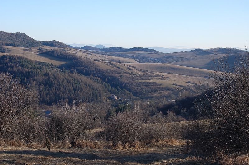 Obec Ľutina, v pozadí Šarišský hrad