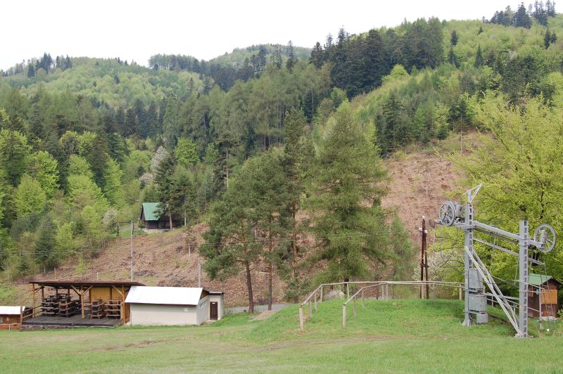 Pohľad zo svahu Drienica  na cestu