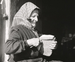 Anna Blaščáková na prahu svojho domu