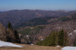 Lyžiarsky svah Baranie, v pozadí Veľká Javorina, Chochuľka
